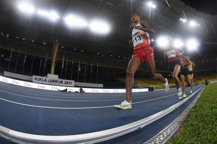 Mendekati garis finish, Agus Prayogo memacu kecepatannya dalam nomor lari 10 ribu meter putra SEA Games XXIX di Stadion Bukit Jalil, Kuala Lumpur. 