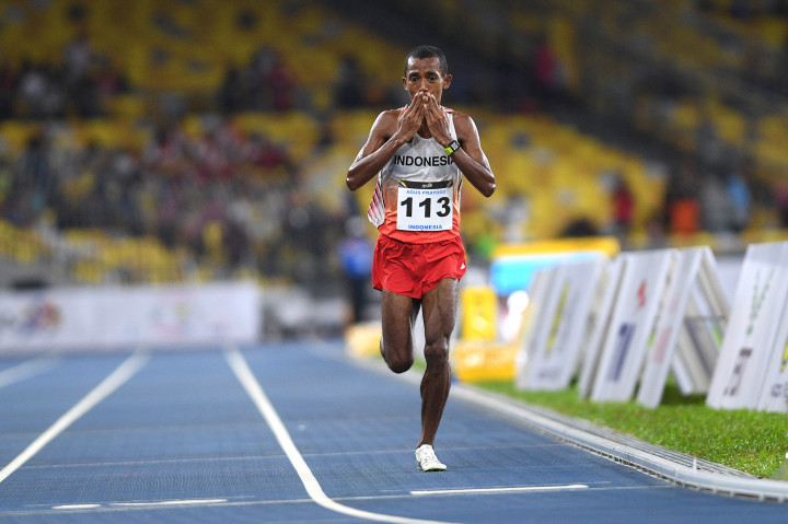 Setelah menjadi yang terdepan menginjak garis finish, Agus tidak langsung menghentikan laju larinya. Dia terus berlari merayakan kemenangannya.