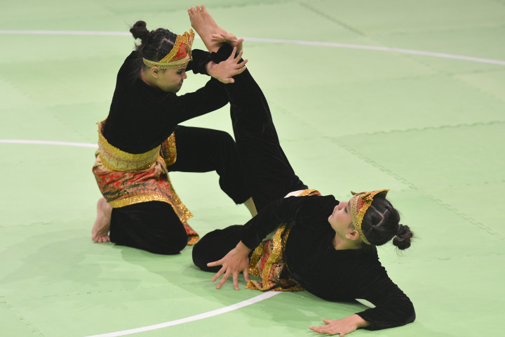 Ririn Rinasih (kiri) dan Riska Hermawan beraksi dalam nomor seni ganda putri pencak silat SEA Games XXIX di KLCC, Kuala Lumpur.