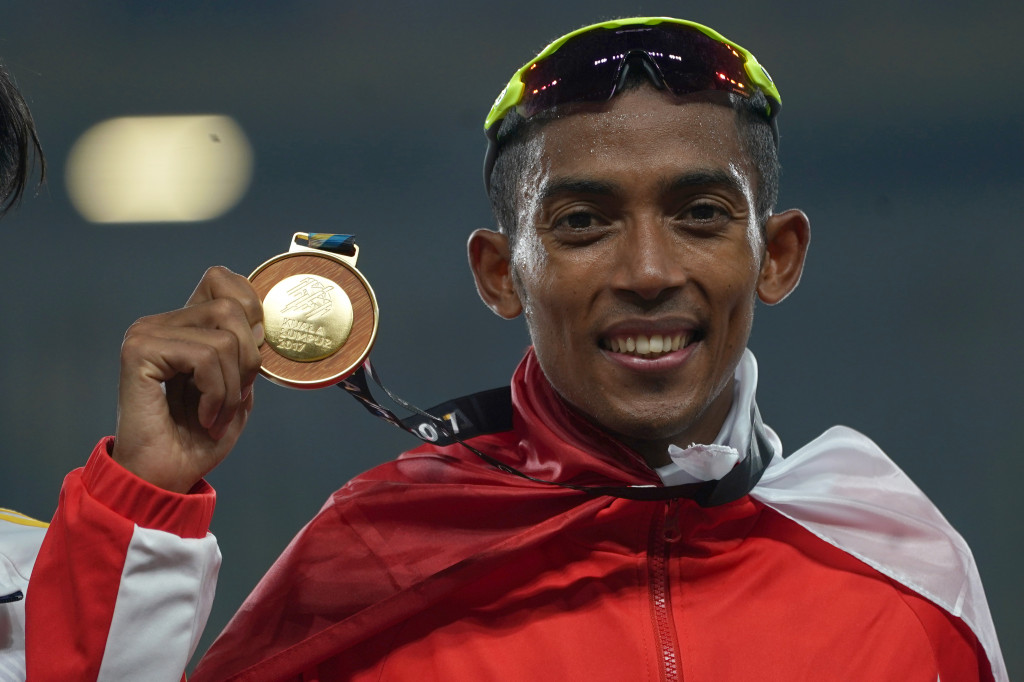 Emas malam ini juga diraih Agus Proyoga yang mencatatkan waktu 30 menit 22,26 detik dalam final lari 10 ribu meter putra di Stadion Bukit Jalil, Kuala Lumpur.