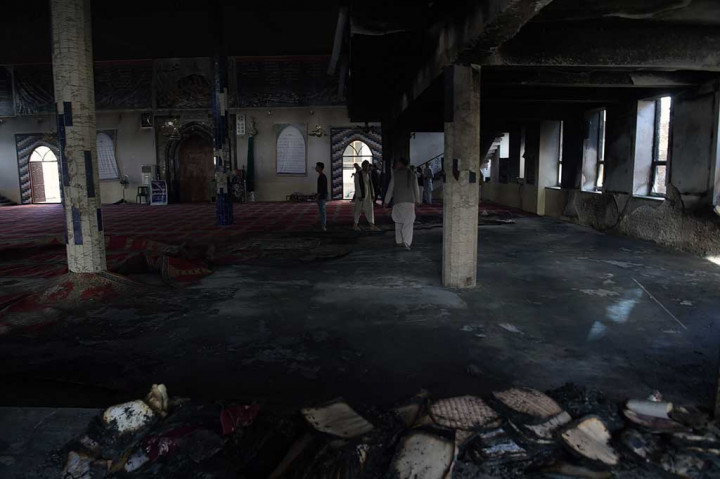 Warga memeriksa bangunan masjid Syiah pascapenyerangan kelompok bersenjata di Kabul, Afghanistan, Sabtu (26/8/2017).
