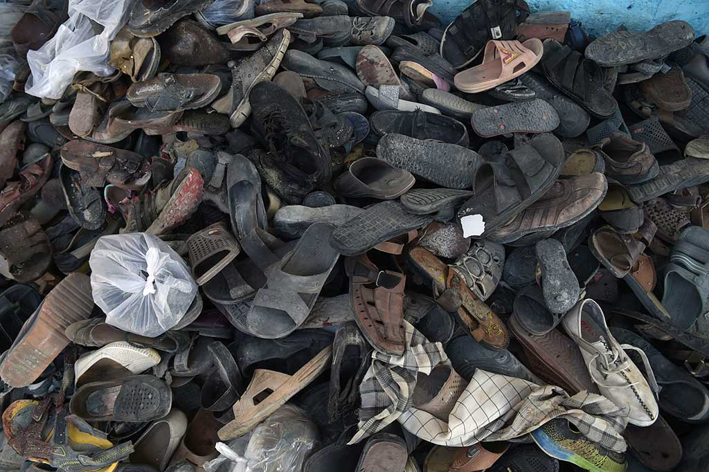 Saat kejadian, masjid tengah dipenuhi jemaah yang akan melakukan salat Jumat. Seorang pelaku bom bunuh diri meledakkan dirinya di pintu masuk masjid. Sementara dua pelaku lainnya kemudian menyerbu dengan tembakan membabi buta ke arah jemaah. Polisi berhasil menembak mati dua pelaku.