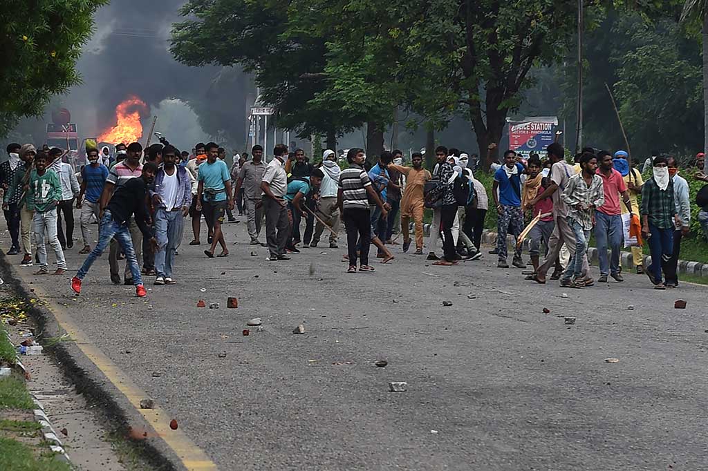 Ratusan pengikut pemimpin spiritual India Gurmeet Ram Rahim Singh membuat kerusuhan setelah guru kontroversial itu dihukum karena kasus pemerkosaan, di Panchkula, Jumat (25/8/2017).