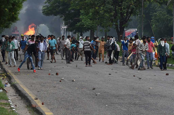 Ratusan pengikut pemimpin spiritual India Gurmeet Ram Rahim Singh membuat kerusuhan setelah guru kontroversial itu dihukum karena kasus pemerkosaan, di Panchkula, Jumat (25/8/2017).
