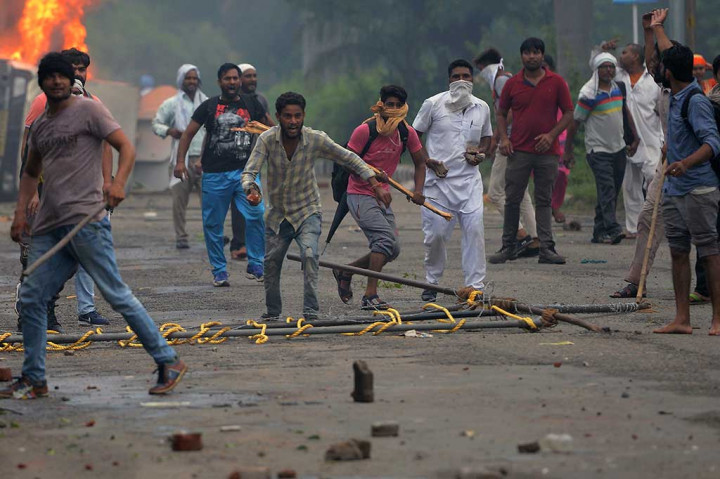 Para pendukung Singh, sebelumnya telah berkumpul di Panchkula untuk mengikuti jalannya persidangan sejak tiga hari terakhir. Mereka mengamuk karena pemimpin mereka ditahan.