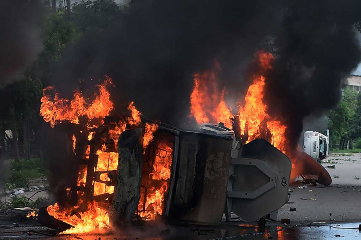 Para pengikut sang 'manusia dewa' Gurmeet Ram Rahim Singh membakar sejumlah kendaraan, bangunan dan gerbong kereta di beberapa tempat.