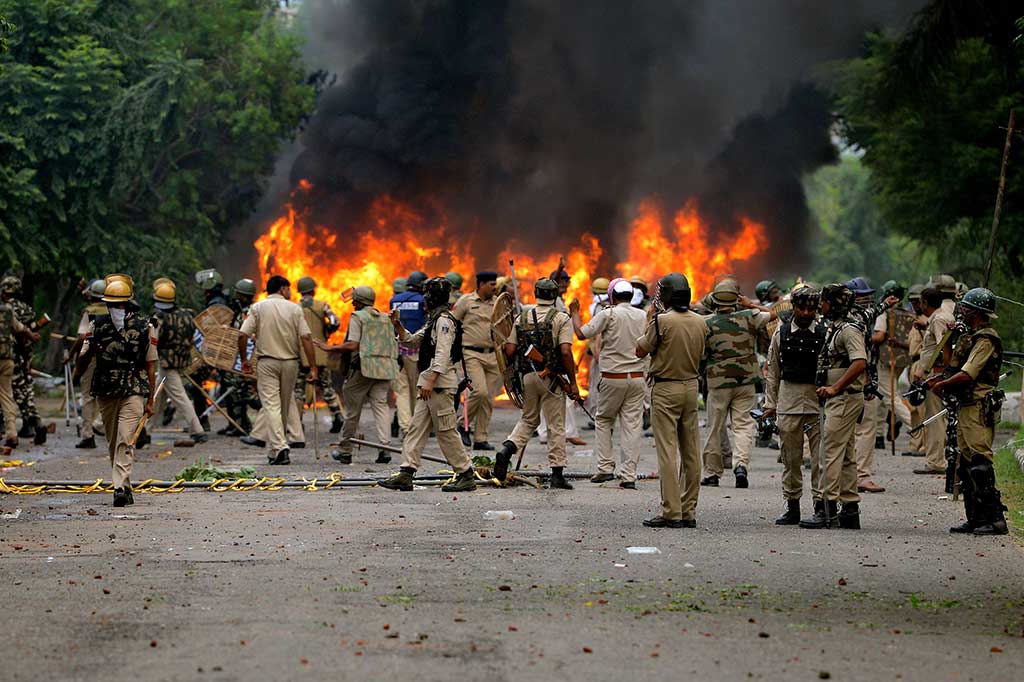 Kendati pihak berwenang telah mengerahkan ribuan polisi dan pasukan paramiliter, para pendukung Sing terus melakukan kerusuhan di Haryana, Punjab dan New Delhi.