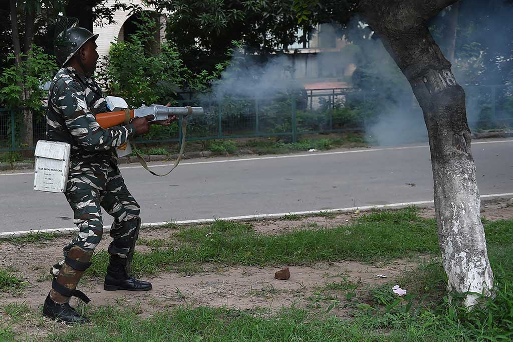 Petugas keamanan mengeluarkan tembakan peringatan dan gas air mata untuk membubarkan para pendukung Singh.
