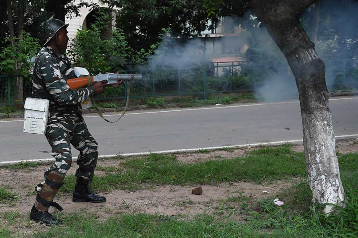Petugas keamanan mengeluarkan tembakan peringatan dan gas air mata untuk membubarkan para pendukung Singh.