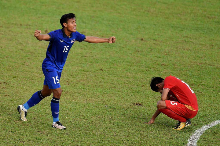 Pemain Thailand Saringkan Peomsupa melakukan selebrasi usai menundukkan Myanmar di semifinal.