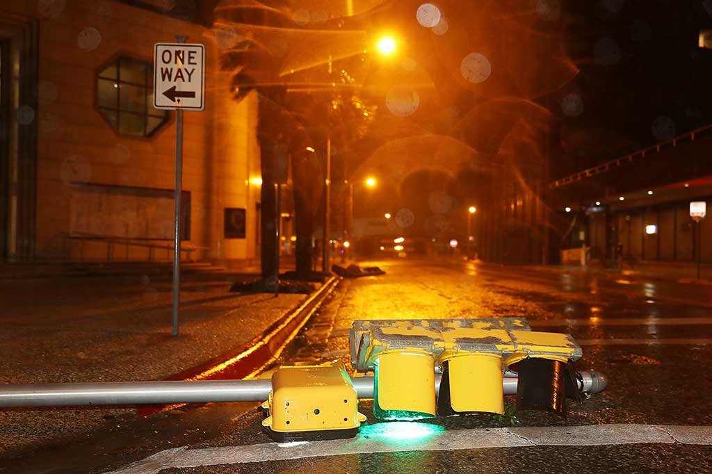 Badai Harvey mengakibatkan tiang rambu lalu lintas tumbang.