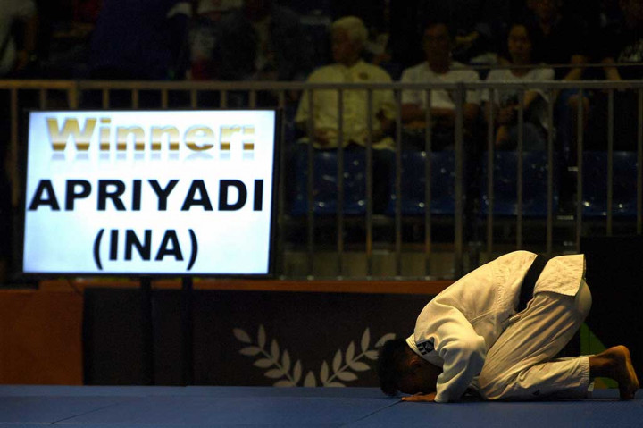 Iksan Apriyadi sujud syukur usai menundukkan judoka Vietnam Tan Cong Nguyen dalam final judo -73 Kg putra.