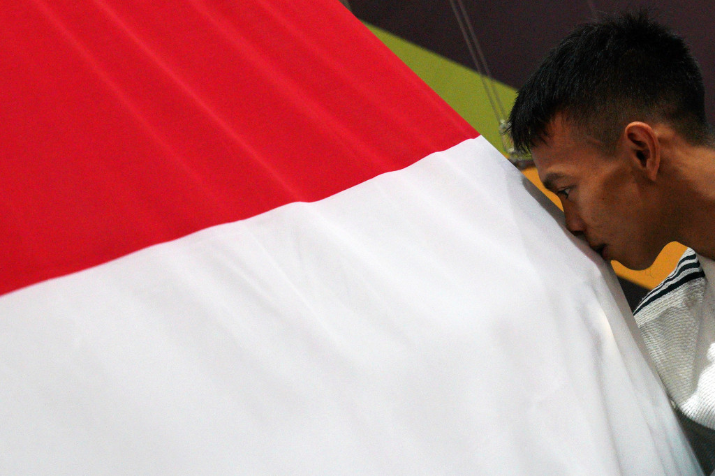 Iksan Apriyadi mencium bendera Merah-Putih usai keluar sebagai juara pada final judo -73 Kg putra.