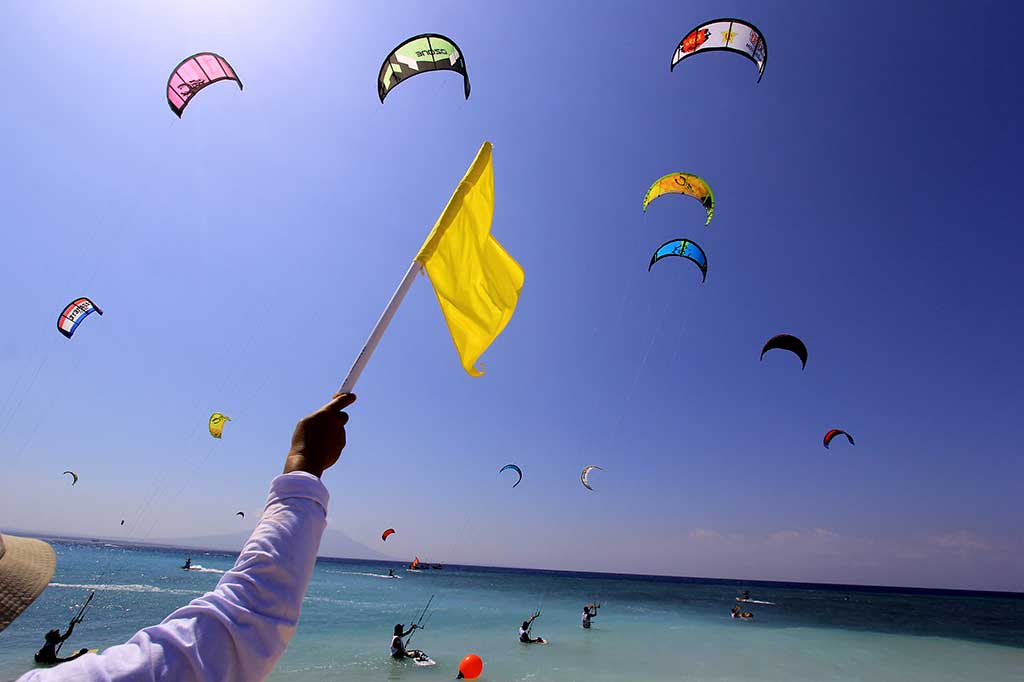 Sejumlah atlet kiteboarding melakukan start pada kejuaraan Kiteboarding Internasional di Pulau Tabuhan, Banyuwangi, Jawa Timur, Sabtu (26/8/2017). 