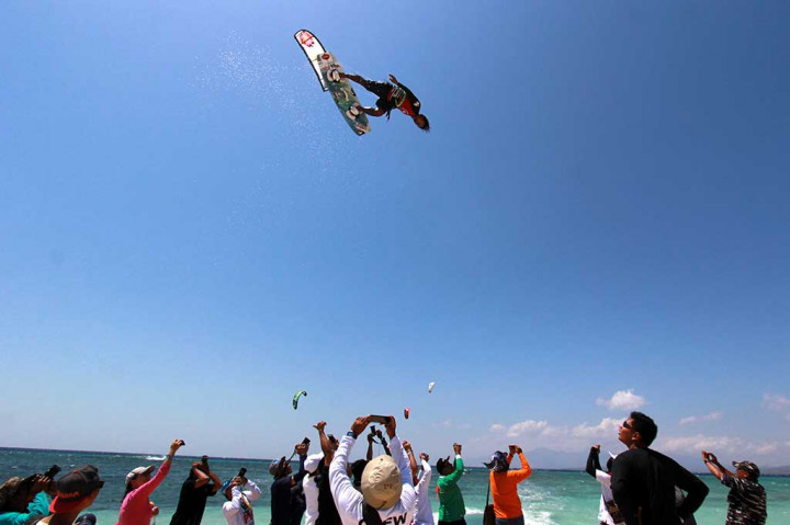 Atlet kiteboarding asal Thailand Narapichid Pudla mempertontonkan aksinya.