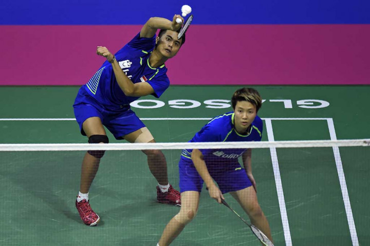 Ganda campuran Tontowi Ahmad/Liliyana Natsir berusaha mengembalikan kok ke duet Hong Kong Chun Hei Reginald Lee/Hoi Wah Chau pada semifinal Kejuaraan Dunia Bulu Tangkis 2017 di Glasgow, Skotlandia, Sabtu (26/8/2016).