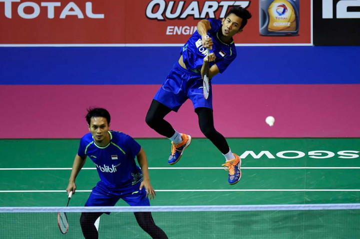 Sementara itu, Ahsan/Rian berhasil melaju ke final dengan kembali membuat kejutan. Kali ini, pasangan tersebut menaklukkan unggulan empat asal Jepang Takeshi Kamura/Keigo Sonoda dalam pertarungan dua gim 21-12, 21-15.