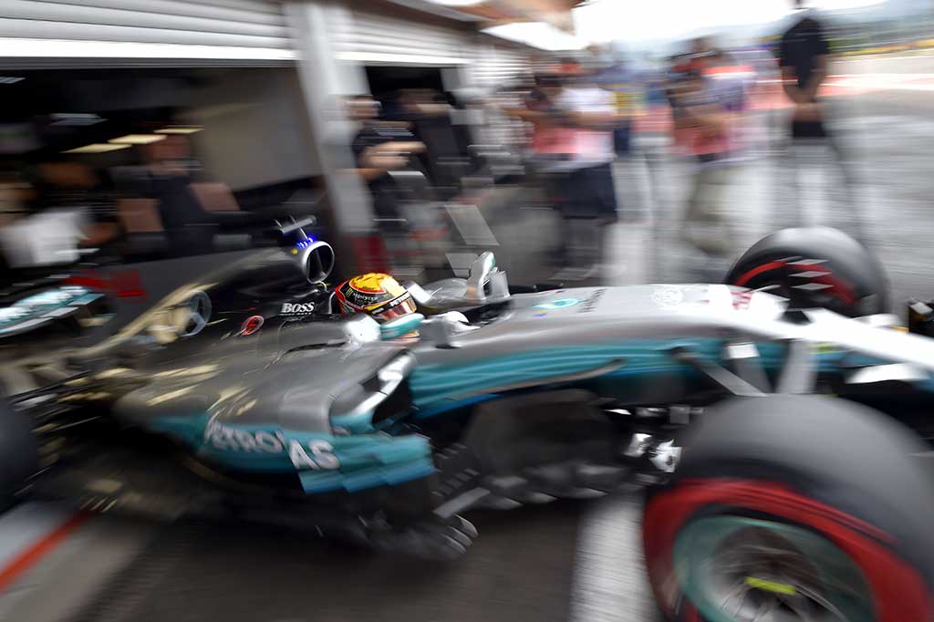 Pembalap Mercedes asal Inggris Lewis Hamilton menempati posisi terdepan setelah mencatatkan waktu 1 menit 42,553 detik pada sesi kualifikasi.
