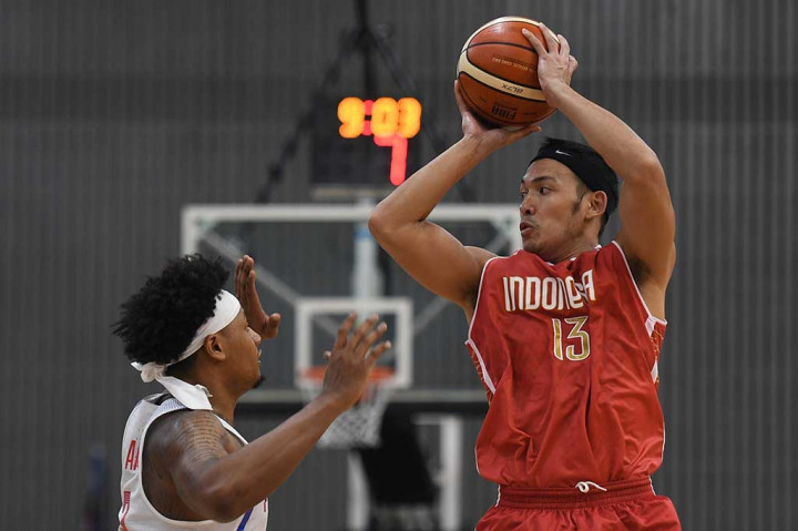 Pebasket Indonesia Ebrahim Enguio Lopez (kanan) berusaha mengopar bola dihadang pebasket Filipina Bobby Ray Parks Jr.