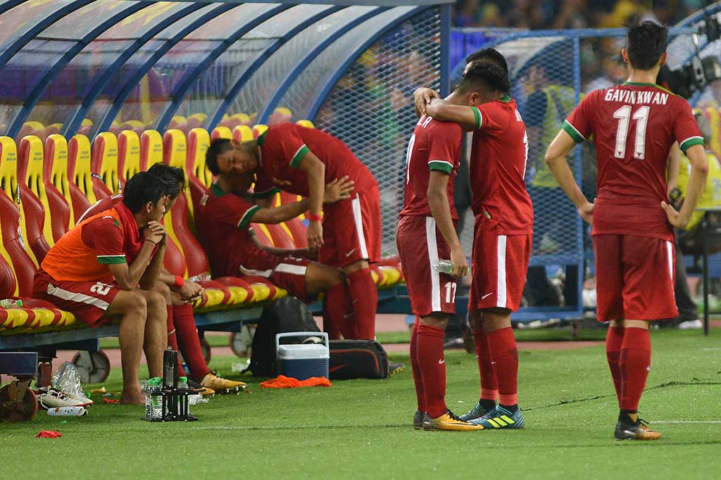 Para pemain Timnas Indonesia U-22 tertunduk lesu setelah dikalahkan Malaysia 0-1. ANTARA/Wahyu Putro A.