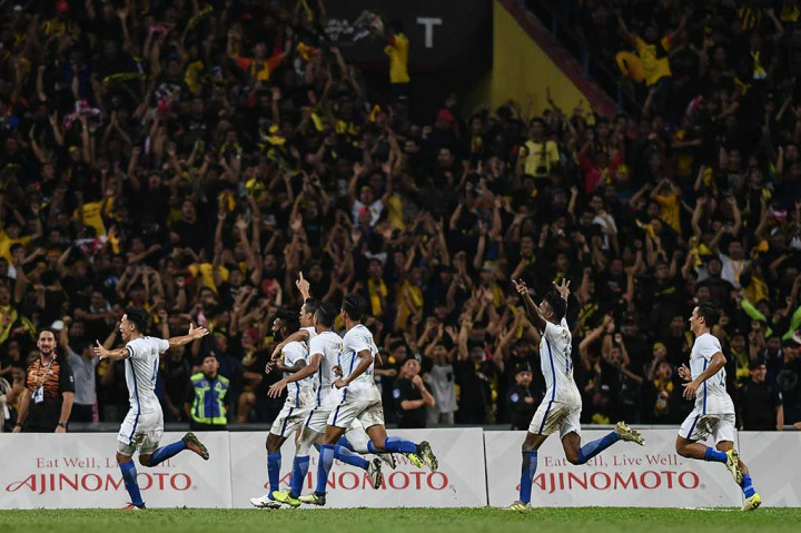 Thanabalan Nadarajah (kedua kiri) melakukan selebrasi bersama rekan-rekan setimnya setelah menjebol gawang Satria Tama pada menit ke-86. AP Photo/Vincent Thian