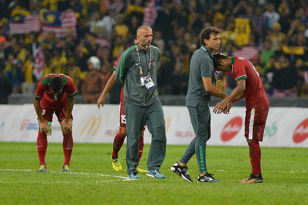 Pelatih timnas Indonesia Luis Milla menenangkan anak asuknya usai ditundukkan Malaysia. ANTARA/Wahyu Putro A