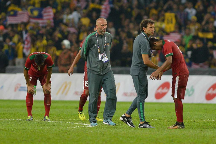 Pelatih timnas Indonesia Luis Milla menenangkan anak asuknya usai ditundukkan Malaysia. ANTARA/Wahyu Putro A