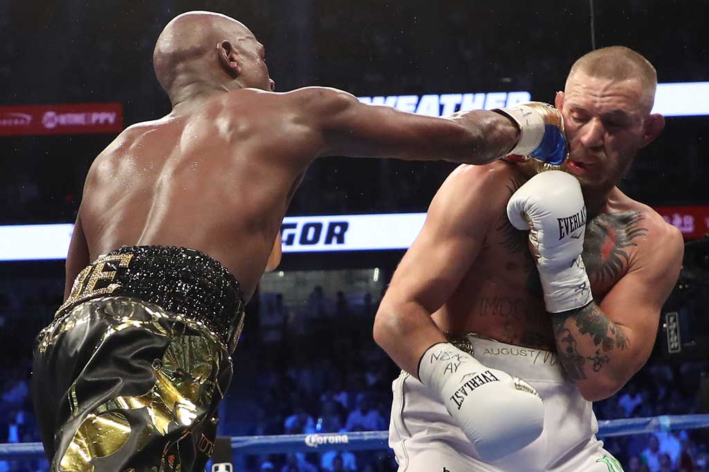 Pada ronde ke-10 Floyd Mayweather Jr berhasil merangsek dan menyarangkan pulukan bertubi-tubi ke wajah Conor McGregor.