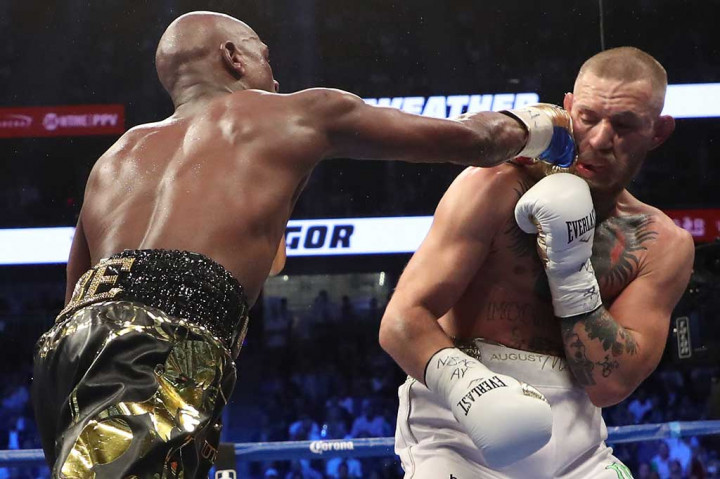 Pada ronde ke-10 Floyd Mayweather Jr berhasil merangsek dan menyarangkan pulukan bertubi-tubi ke wajah Conor McGregor.