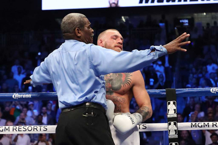 Wasit akhirnya menghentikan pertarungan dan McGregor dinyatakan kalah technical knoutout (TKO).