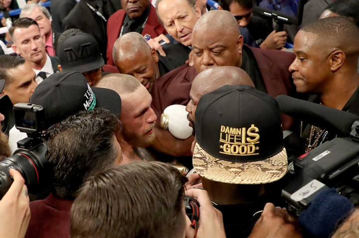 McGregor dengan sportif mengakui kekalahan dan mengucapkan selamat kepada Mayweather.