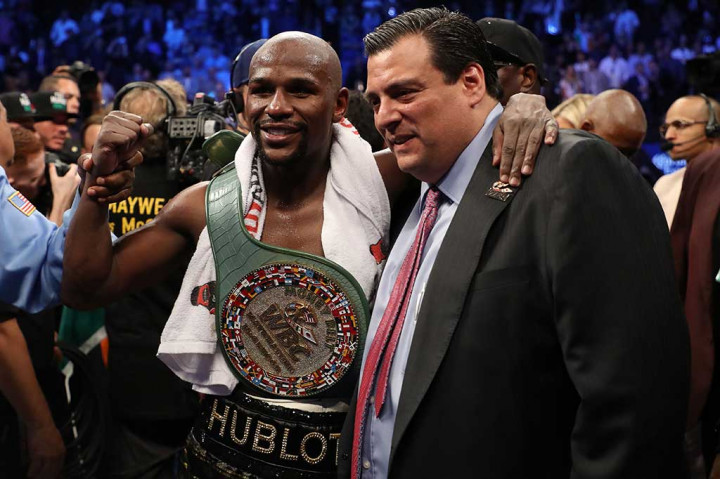 Mayweather berpose bersama Presiden WBC Mauricio Sulaiman.