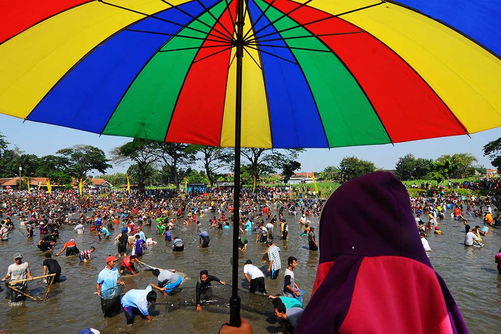 Ribuan menangkap ikan secara massal saat tradisi Memet Ikan di Embung Gemblegan, Kalikotes, Klaten, Jateng, Minggu (27/8/2017). ANTARA/Aloysius Jarot Nugroho
