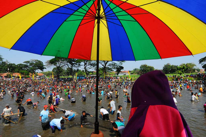 Ribuan menangkap ikan secara massal saat tradisi Memet Ikan di Embung Gemblegan, Kalikotes, Klaten, Jateng, Minggu (27/8/2017). ANTARA/Aloysius Jarot Nugroho