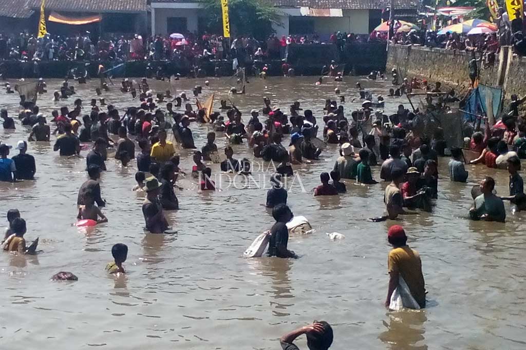 Tradisi tersebut dilakukan sebagai wujud kerukukan serta sebagai gerakan mendukung program gemar makan ikan untuk meningkatkan gizi masyarakat. MI/Djoko Sardjono