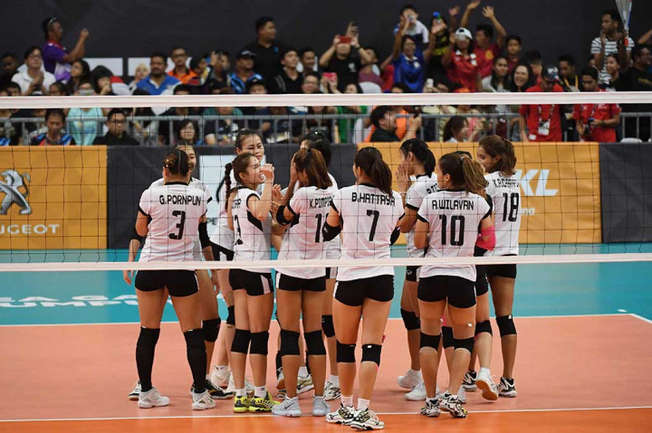 Para pevoli Thailand meluapkan kegembiraan usai menundukkan Indonesia dengan skor 3-0 (25-18, 26-24, 26-24) di laga final SEA Games 2017 di Kuala Lumpur, Minggu (27/8/2017).