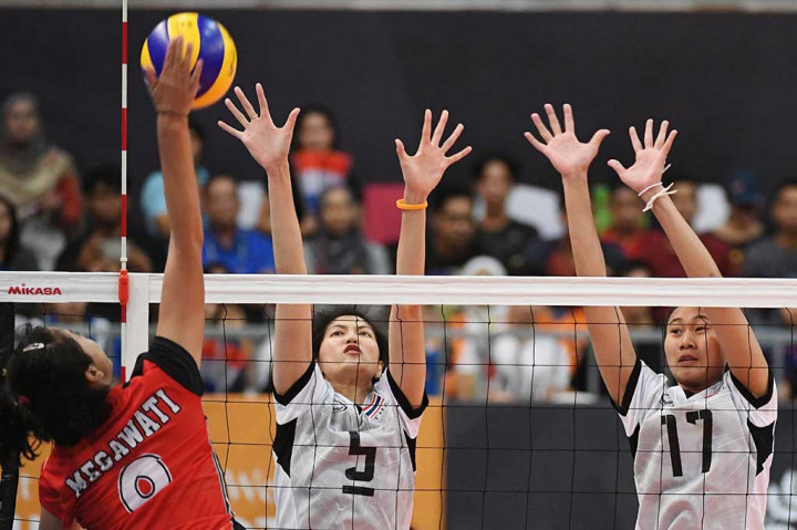 Setelah takluk 18-25 di set pertama, tim voli Indonesia berhasil memberikan perlawanan pada set kedua. Namun Megawati dan kawan-kawan harus mengakui keunggulan Thailand 26-24.