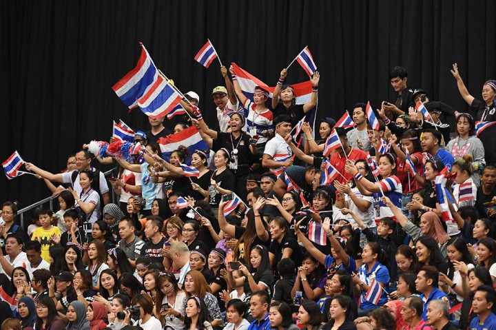 Suporter Thailand menyambut gembira keberhasilan tim kebanggaan mereka. 
