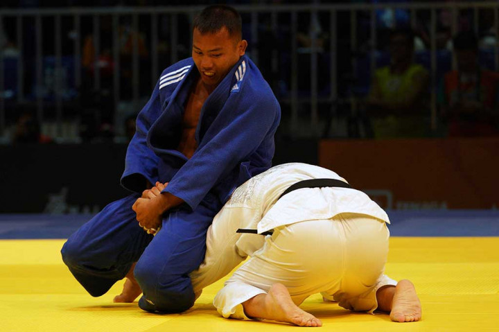 Judoka Indonesia Horas Manurung (kiri) melakukan kuncian terhadap judoka Thailand Masayuki Terada di final kelas -81 Kg putra SEA Games XXIX Kuala Lumpur di KLCC, Kuala Lumpur, Malaysia, Minggu (27/8/2017). 