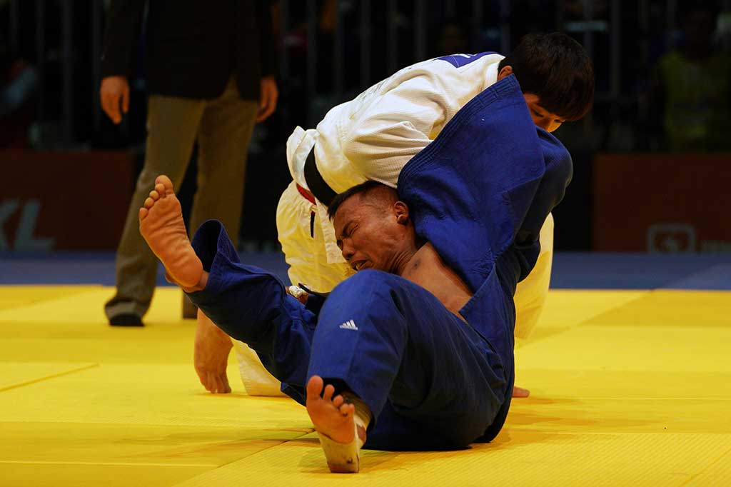 Horas Manurung (bawah) mendapat bantingan dari Masayuki Terada. Di final Horas kalah telak dengan skor 0 setelah lawan mencetak ippon, sehingga medali emas melayang ke Thailand.
