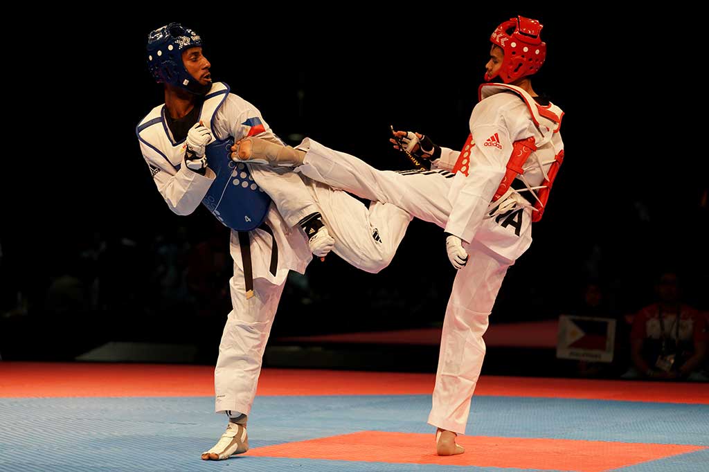 Atlet taekwondo putra Indonesia Indonesia Dinggo Ardian Prayogo yang turun di Kyorugi kelas -74kg meraih medali perak setelah dikalahkan Morrison Samuel Thomas Harper dari Filipina. Dinggo (kanan).