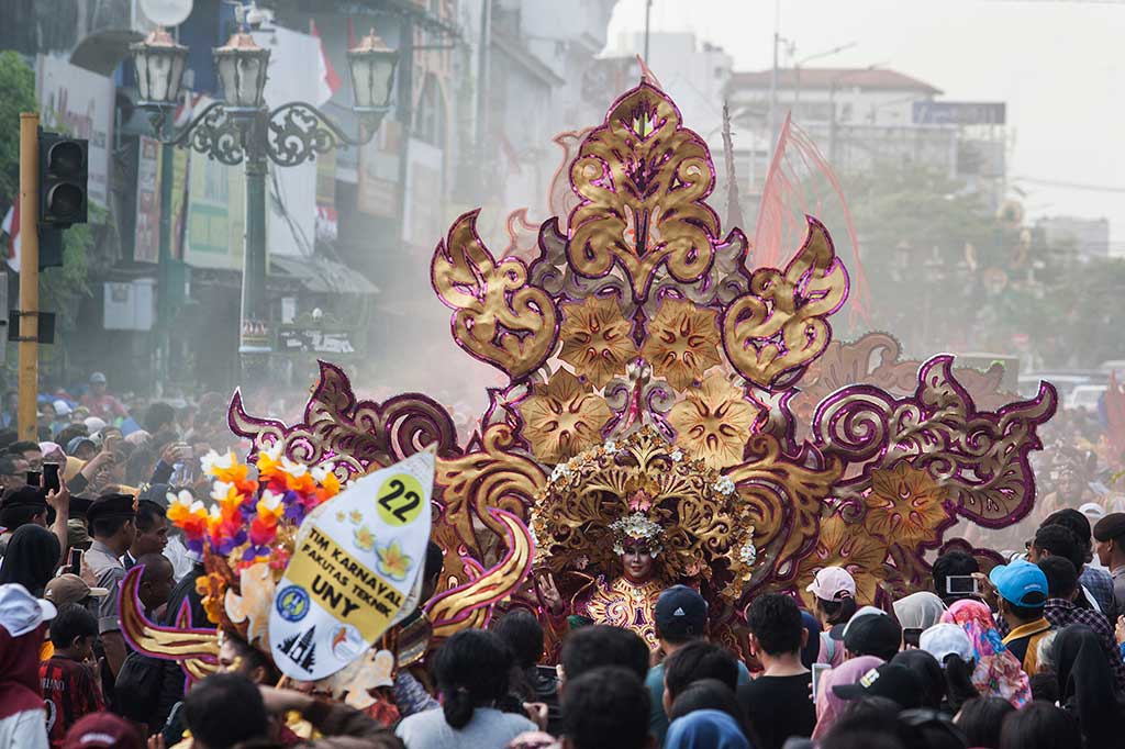 Peserta mengikuti pawai pada acara Jogja Fashion Week (JFW) 2017 'On The Street' di Jl Malioboro, Yogyakarta, Minggu (27/8/2017). ANTARA/Andreas Fitri Atmoko