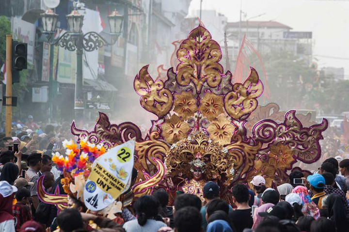 Peserta mengikuti pawai pada acara Jogja Fashion Week (JFW) 2017 'On The Street' di Jl Malioboro, Yogyakarta, Minggu (27/8/2017). ANTARA/Andreas Fitri Atmoko