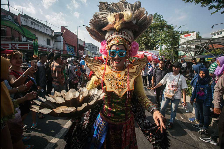 Seniman Didik Nini Thowok mengikuti pawai Jogja Fashion Week (JFW) 2017 'On The Street' di Jl Malioboro. ANTARA/Andreas Fitri Atmoko