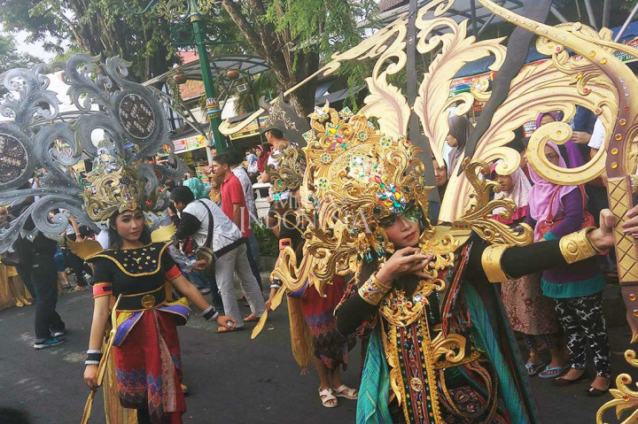 Acara yang diikuti ratusan peserta dan menampilkan berbagai macam kreatifitas dalam dunia fesyen itu menjadi puncak perhelatan JFW 2010. MI/Ardi