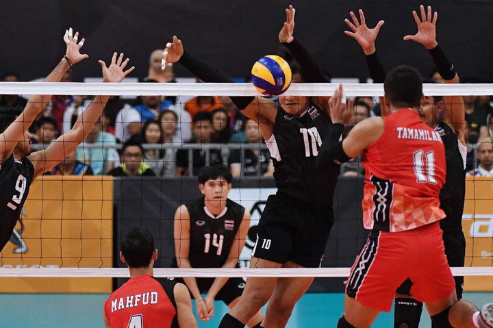 Pevoli Indonesia Rendy Fabriant Tamamilang melepaskan smes yang diblok pevoli Thailand pada final voli putra SEA Games 2017 di Kuala Lumpur, Minggu (27/8/2017). 