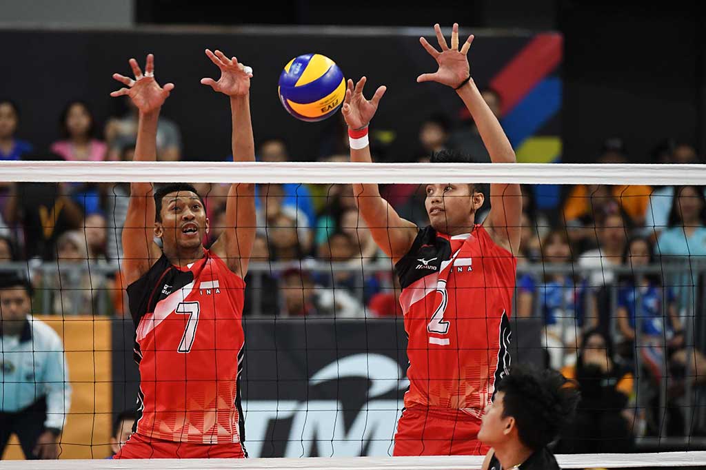 Pebola voli putra Indonesia Antho Bertiawan (kiri) and Agung Seganti berusaha memblok smes yang dilancarkan pevoli Thailand.