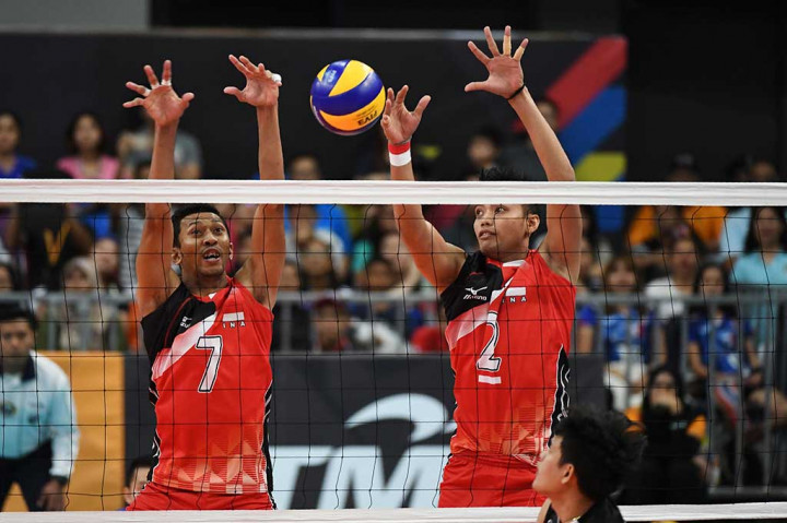 Pebola voli putra Indonesia Antho Bertiawan (kiri) and Agung Seganti berusaha memblok smes yang dilancarkan pevoli Thailand.