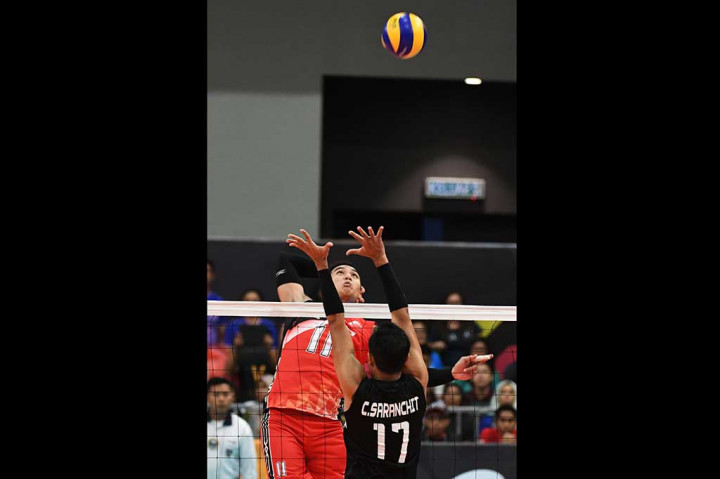 Rendy Tamamilang melancarkan smes yang coba diblok pevoli Thailand Saranchit Charoensuk.