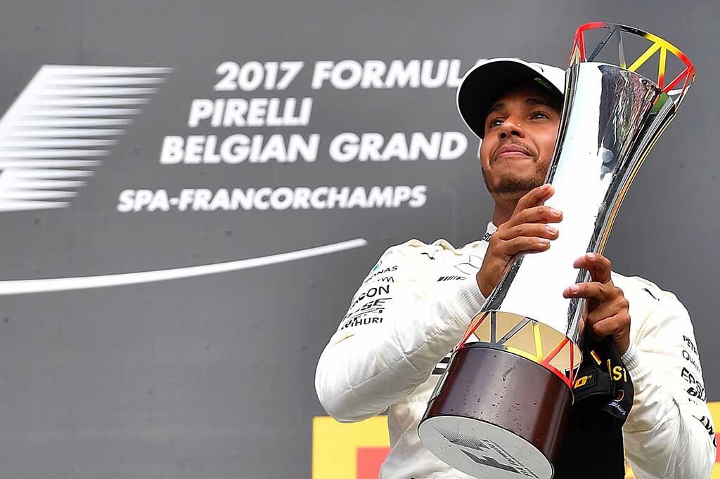Pembalap asal Inggris itu sukses meraih kemenangan kelima musim ini, sehari setelah menyamai rekor sepanjang masa Michael Schumacher dengan 68 kali start terdepan (pole position).